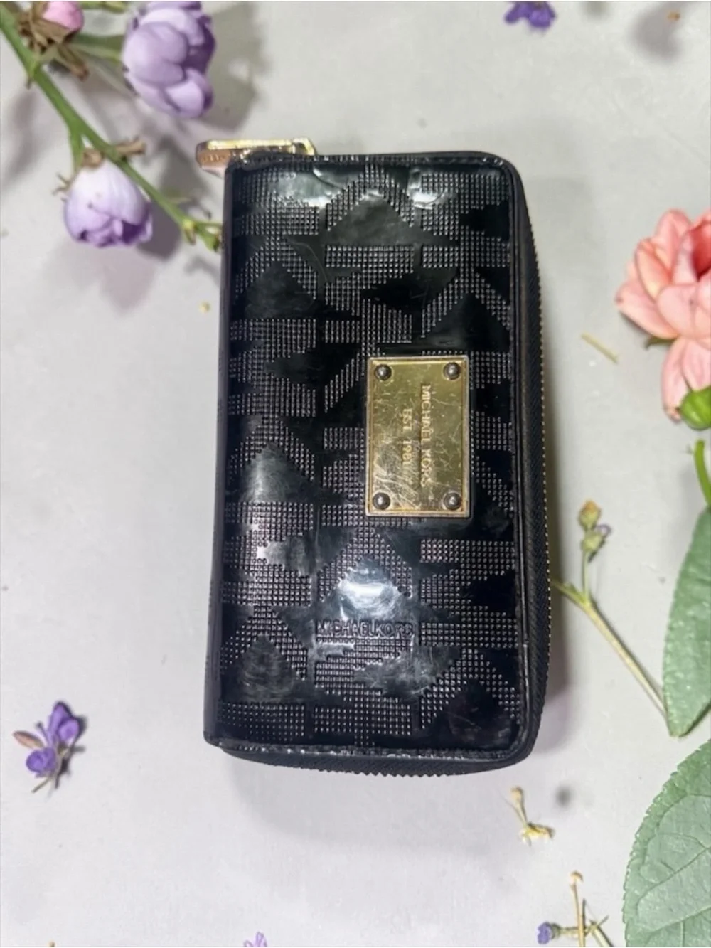 MICHAEL KORS BLACK PATENT MONOGRAM ZIP AROUND WALLET GOLD TONE